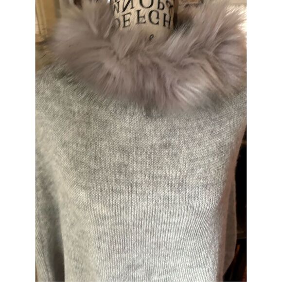 Ann Taylor Light Gray Poncho Sweater Faux Fur Collar NWT - Picture 10 of 10